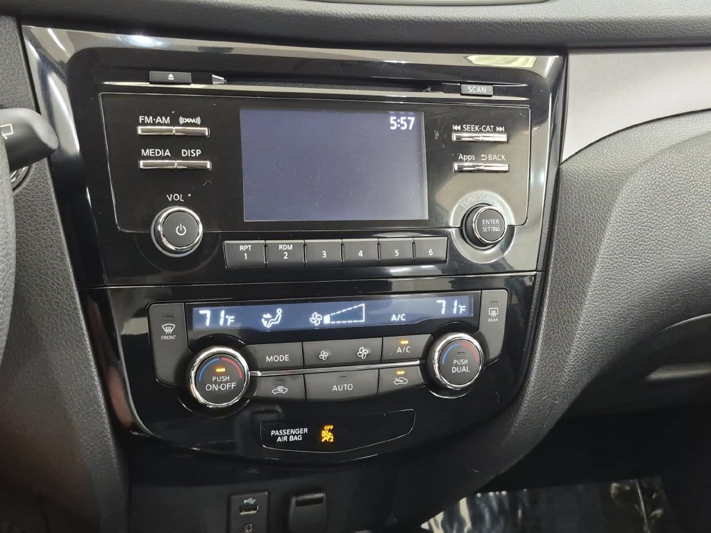 Used 2016 Nissan Rogue SV AWD/4WD image 24