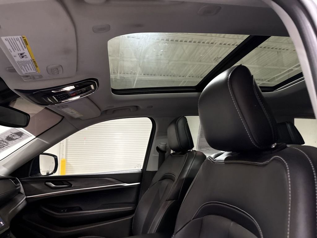 Used 2023 Jeep Grand Cherokee L Limited w/ Black Appearance Package image 20