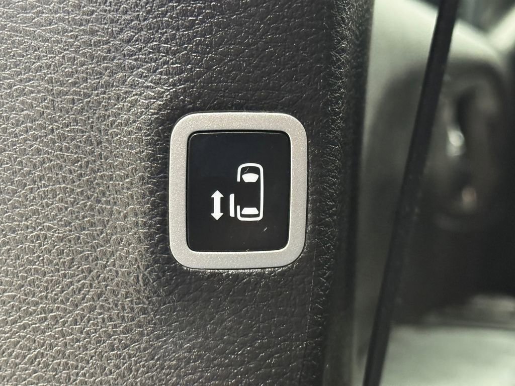 Used 2025 Chrysler Pacifica Select FWD image 39
