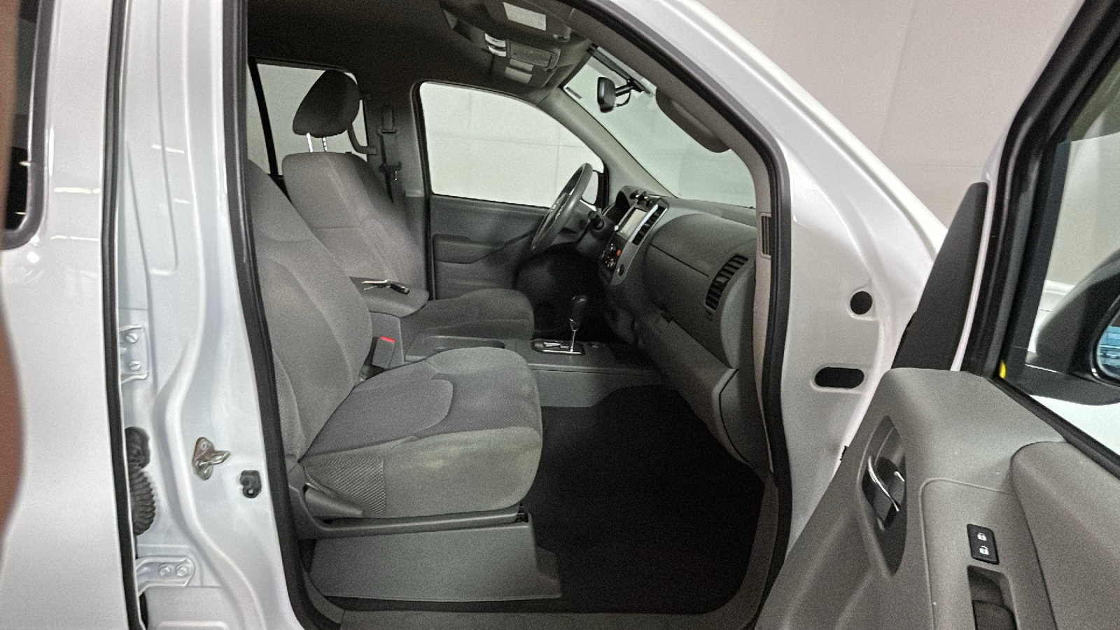 Used 2020 Nissan Frontier SV w/ Midnight Edition Floor Mats AWD/4WD image 35