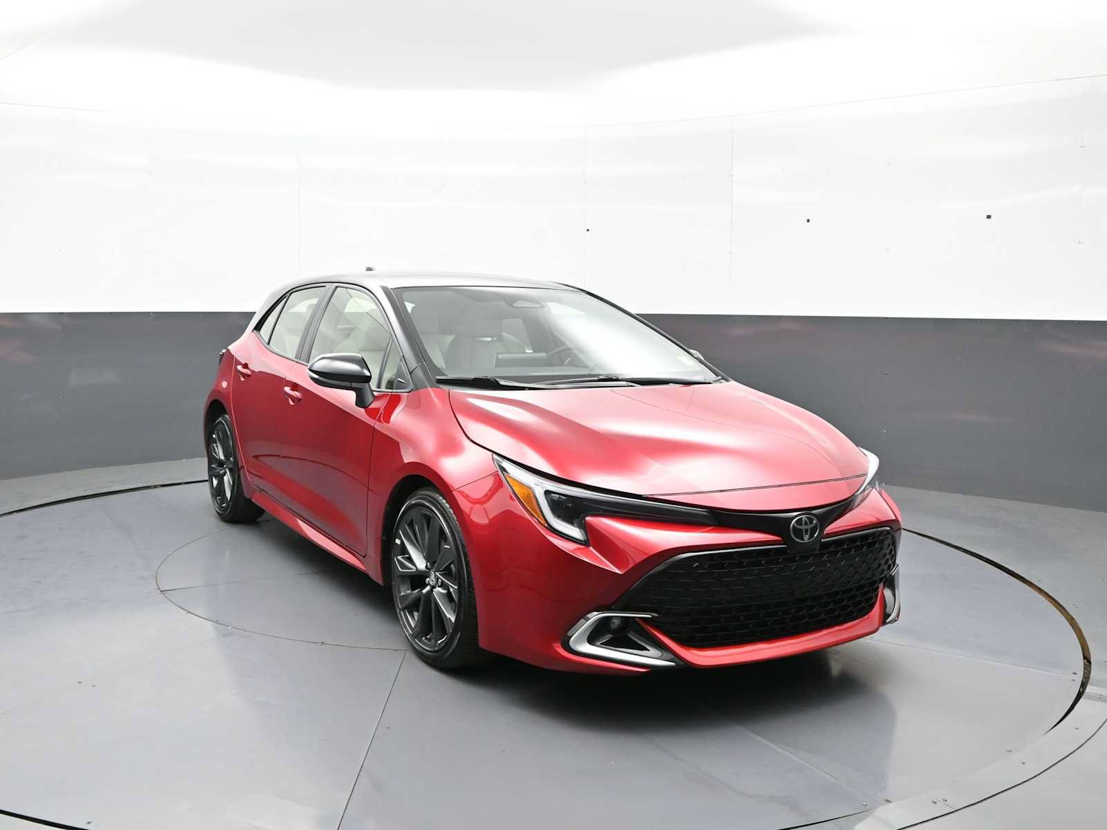 Used 2025 Toyota Corolla XSE FWD image 2
