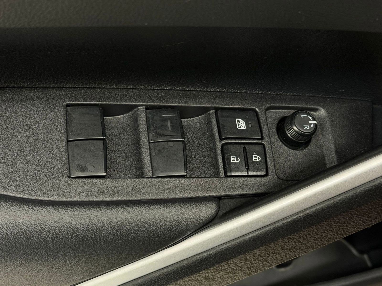 Used 2024 Toyota Corolla Cross LE w/ Moonroof Package image 19