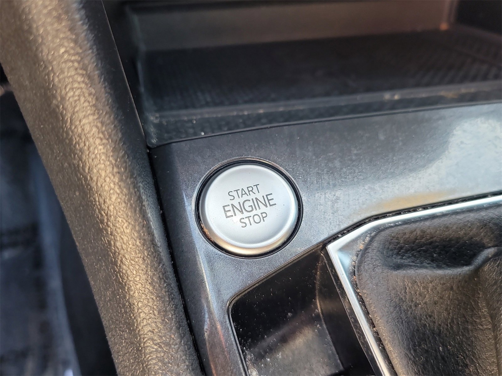 Used 2023 Volkswagen Tiguan SE R-Line image 29