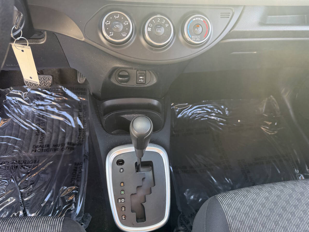 Used 2016 Toyota Yaris L FWD image 19
