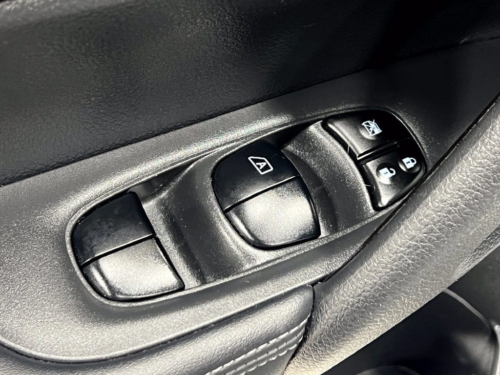 Used 2018 Nissan Rogue S AWD/4WD image 14