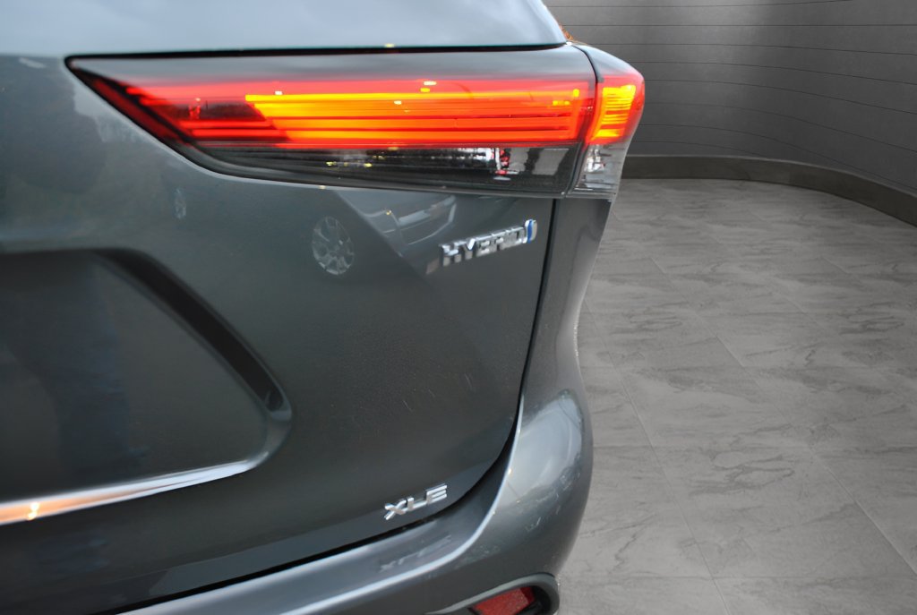 Used 2021 Toyota Highlander XLE AWD/4WD image 29