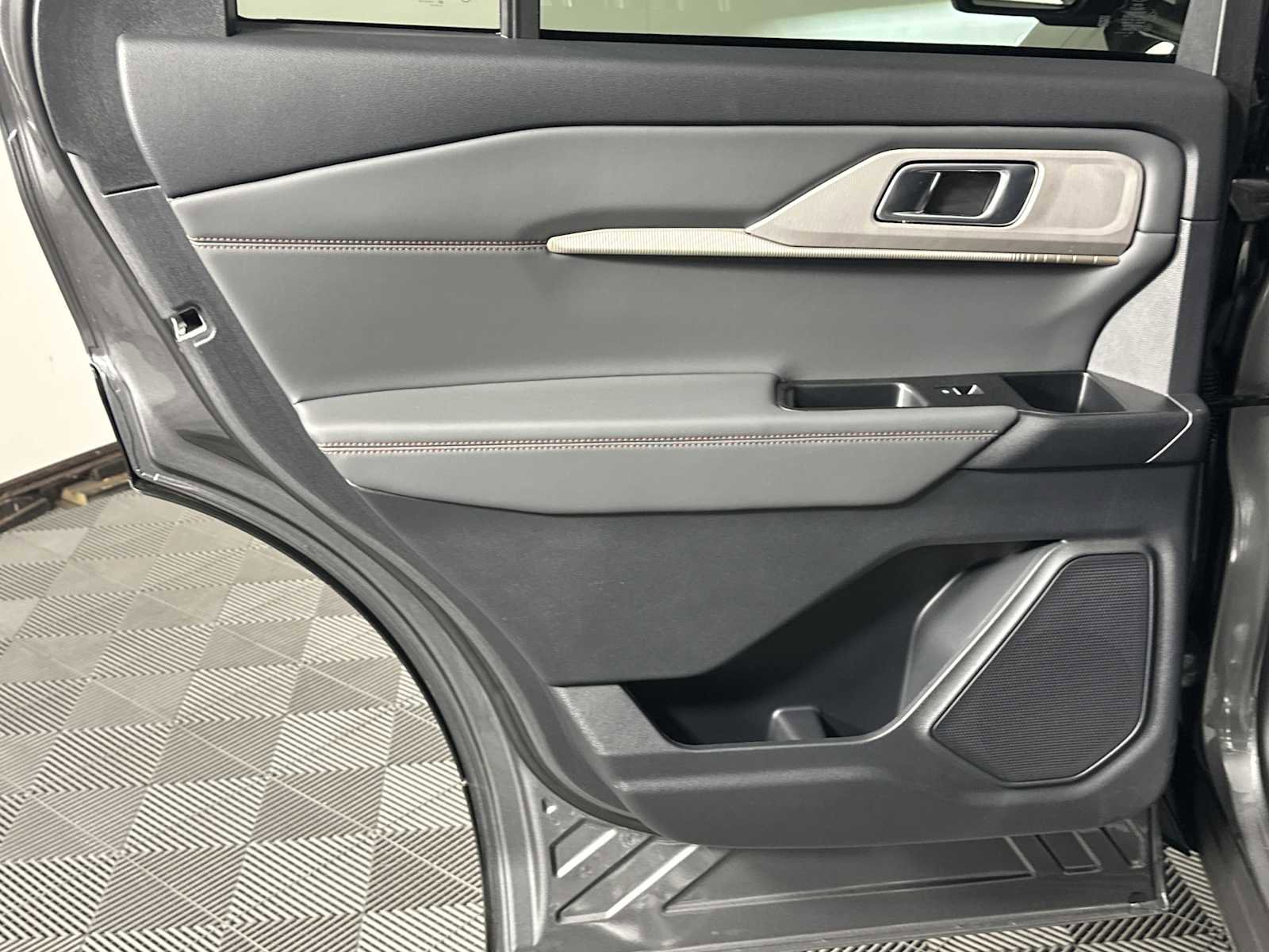 Used 2025 Ford Explorer Active w/ Active Comfort Package RWD image 26