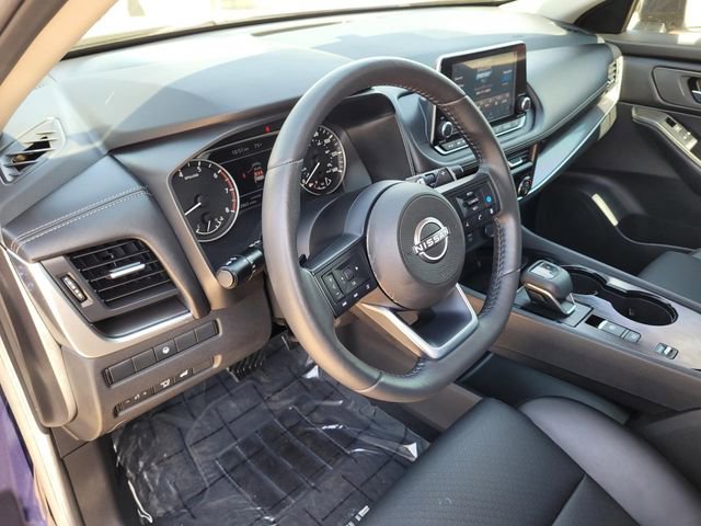 Used 2024 Nissan Rogue SV w/ SV Premium Package image 16