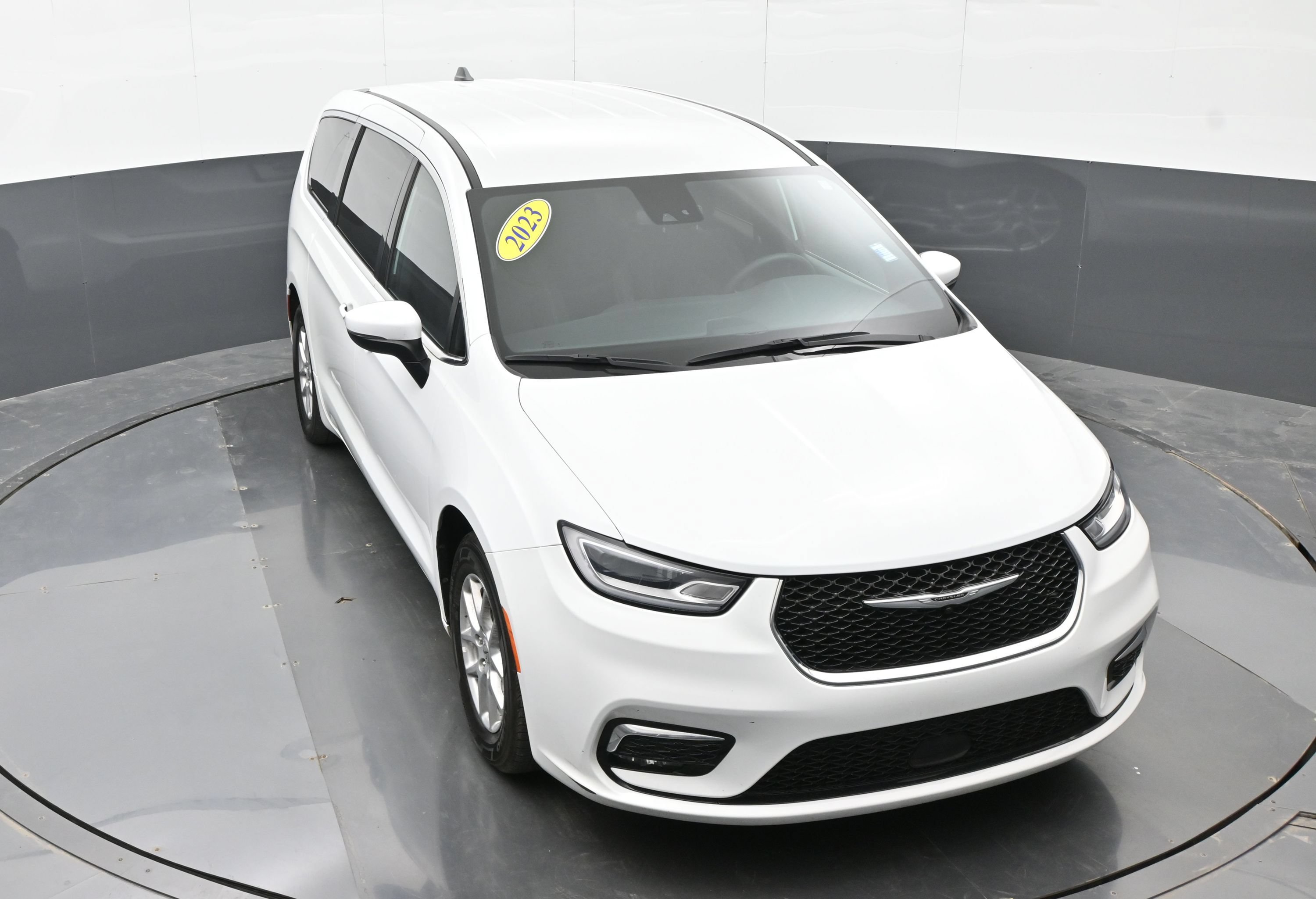 Used 2023 Chrysler Pacifica Touring FWD image 37