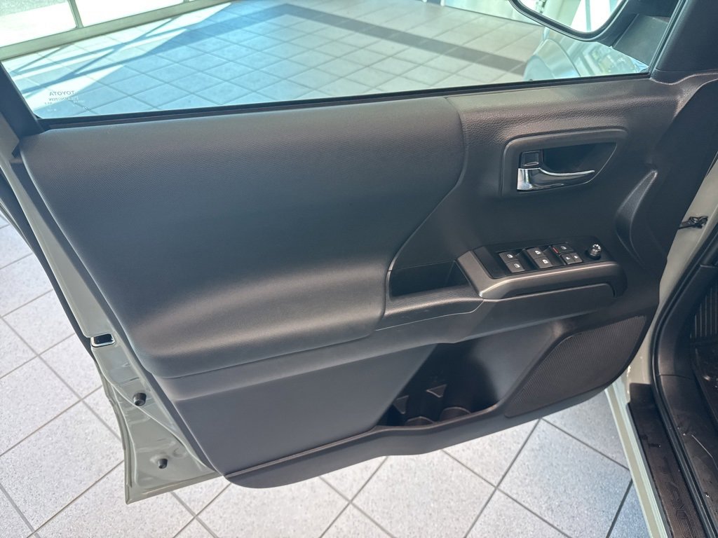 Used 2023 Toyota Tacoma TRD Sport image 12