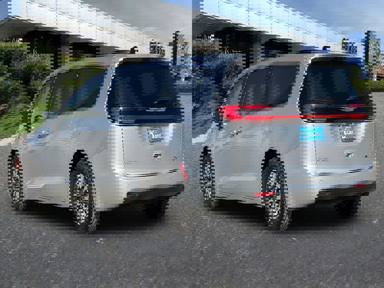 Used 2023 Chrysler Pacifica Limited image 7