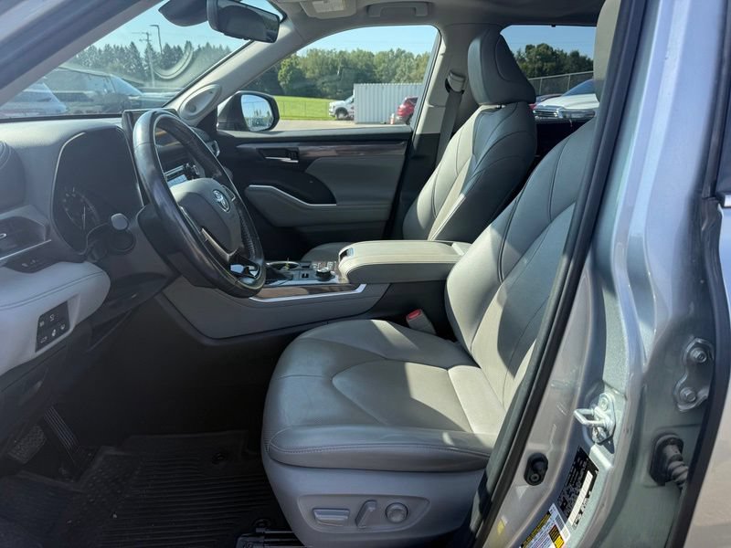 Used 2020 Toyota Highlander Limited AWD/4WD image 3