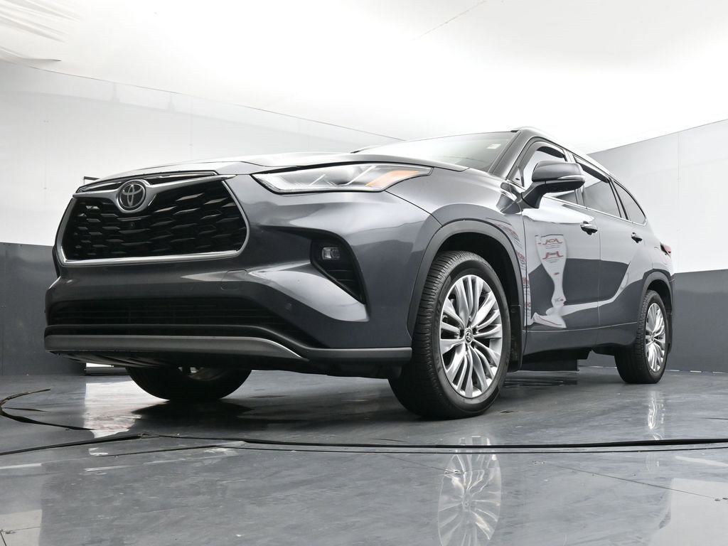 Used 2025 Toyota Highlander Platinum image 20