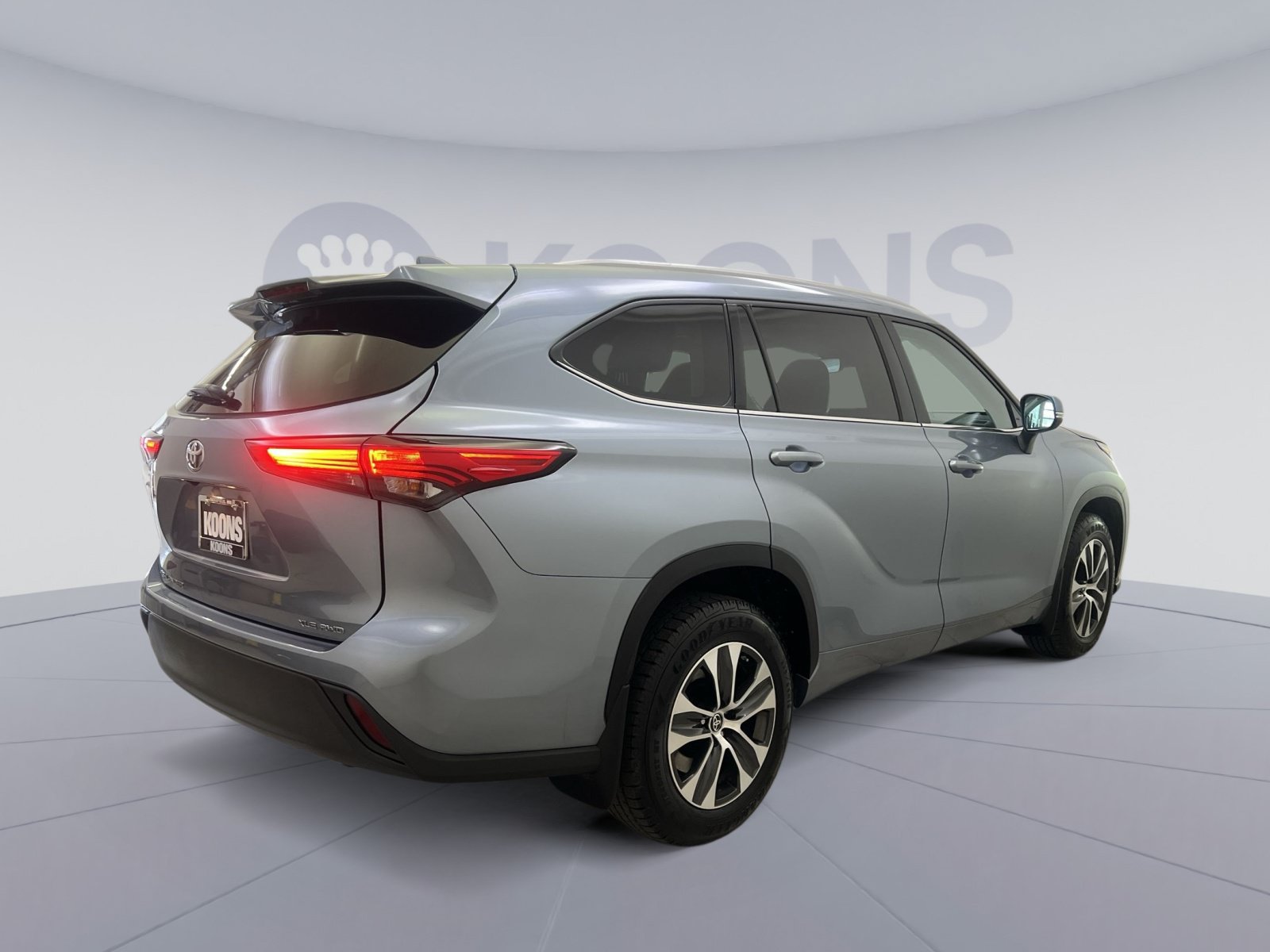 Used 2022 Toyota Highlander XLE AWD/4WD image 8