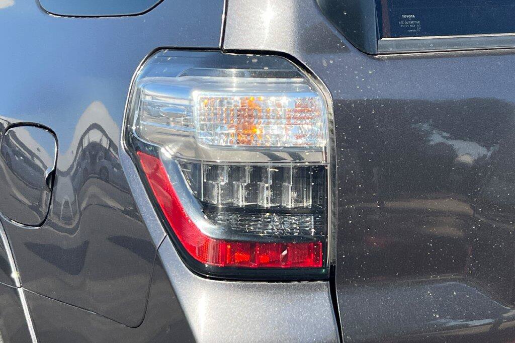 Used 2022 Toyota 4Runner TRD Off-Road AWD/4WD image 26