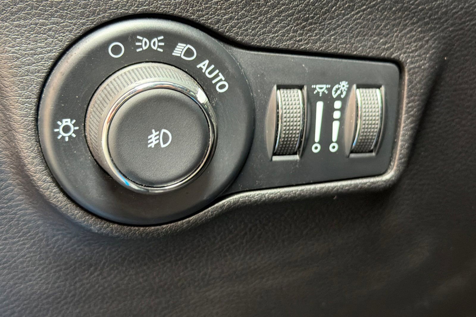 Used 2025 Jeep Compass Limited AWD/4WD image 36