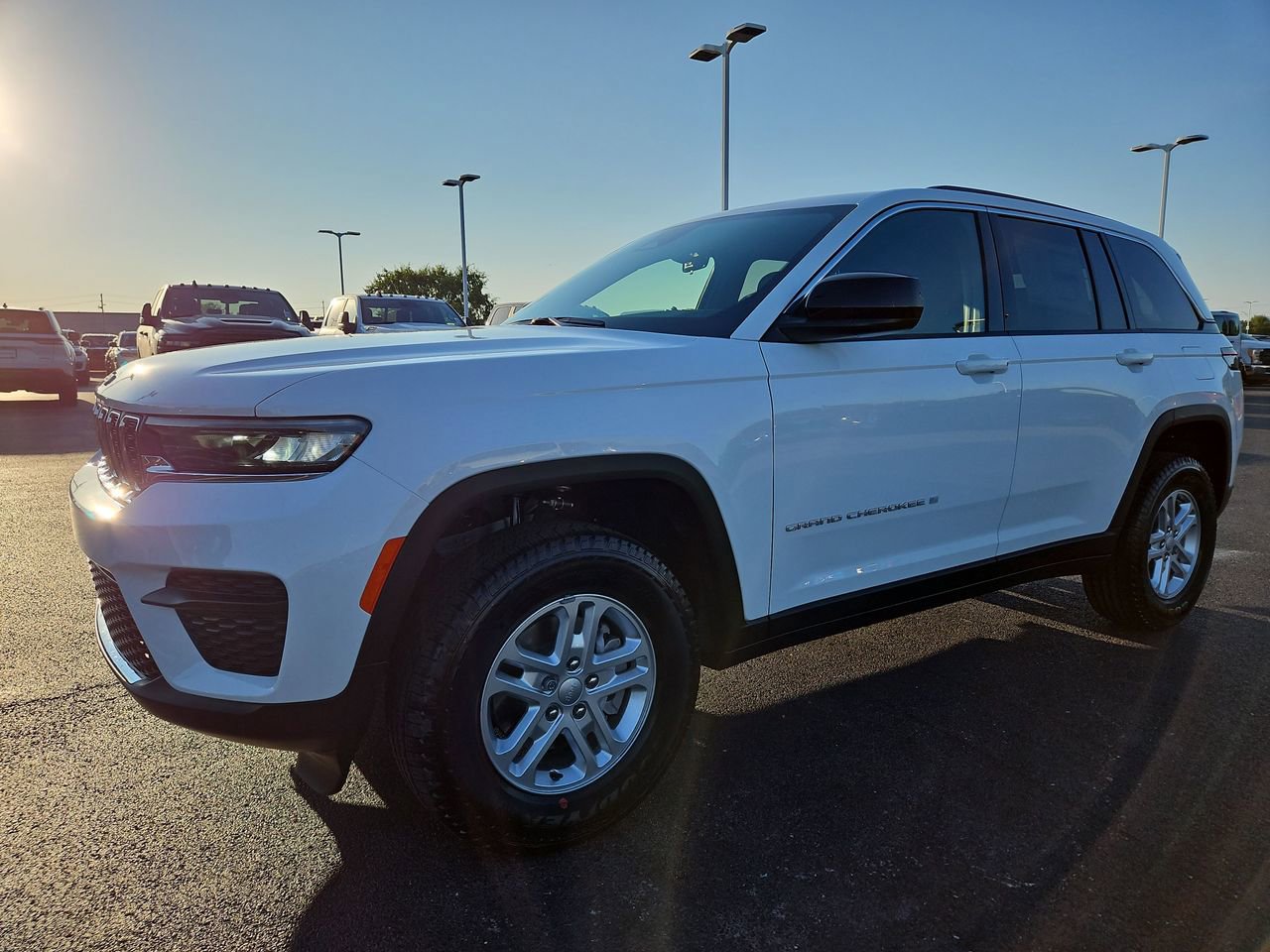 New 2025 Jeep Grand Cherokee Laredo w/ Luxury Tech Group I image 3