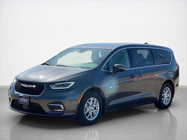 Used 2023 Chrysler Pacifica Touring-L FWD image 3