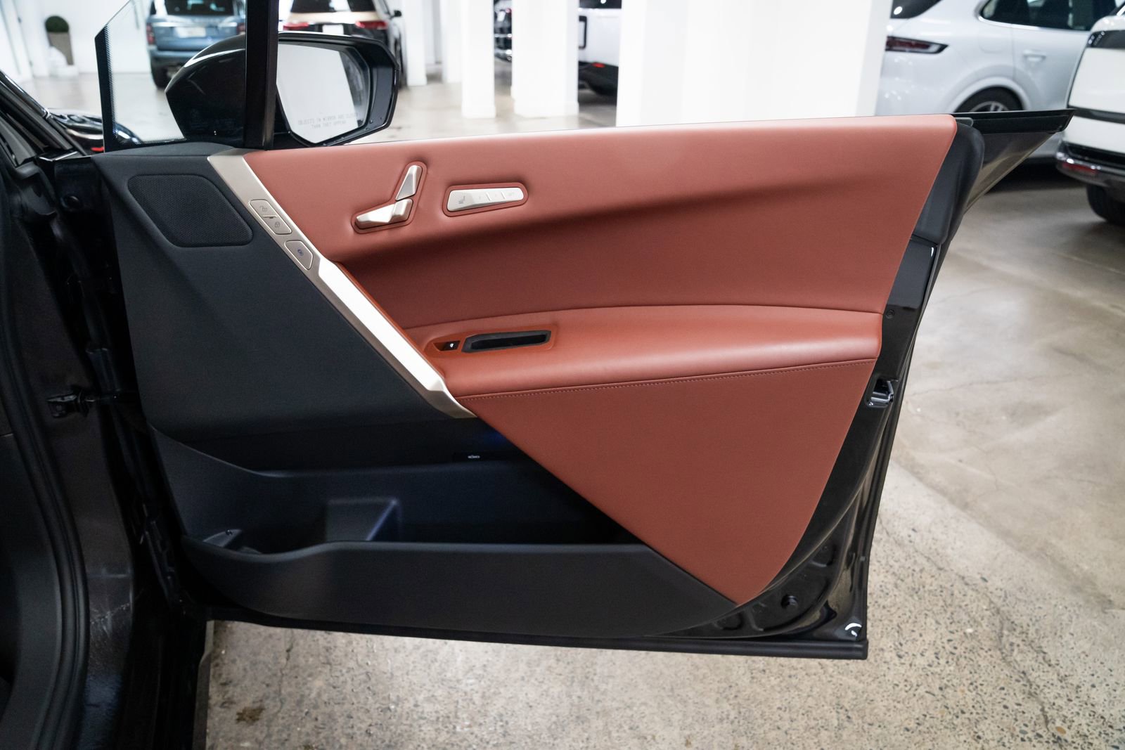 Used 2023 BMW iX xDrive50 w/ Sport Package image 23