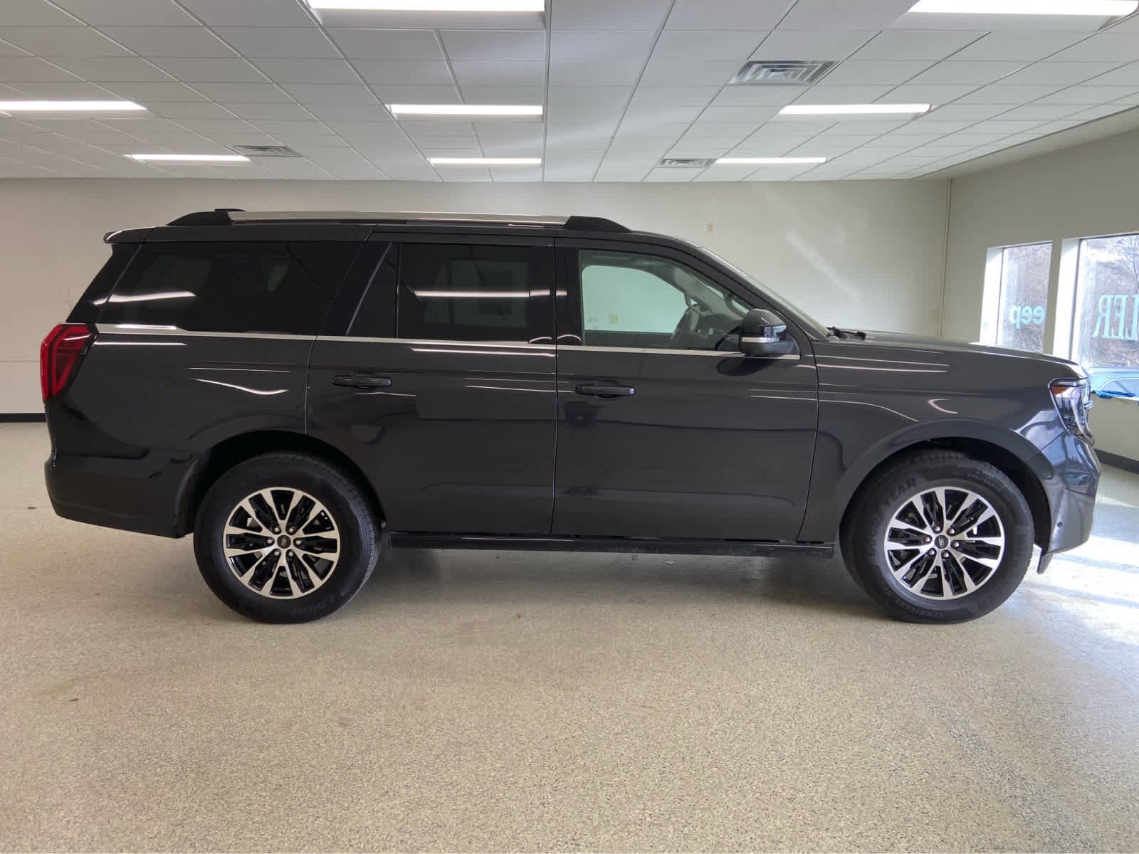 Used 2025 Ford Expedition Platinum image 7