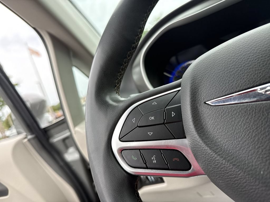 Used 2022 Chrysler Pacifica Touring-L FWD image 15