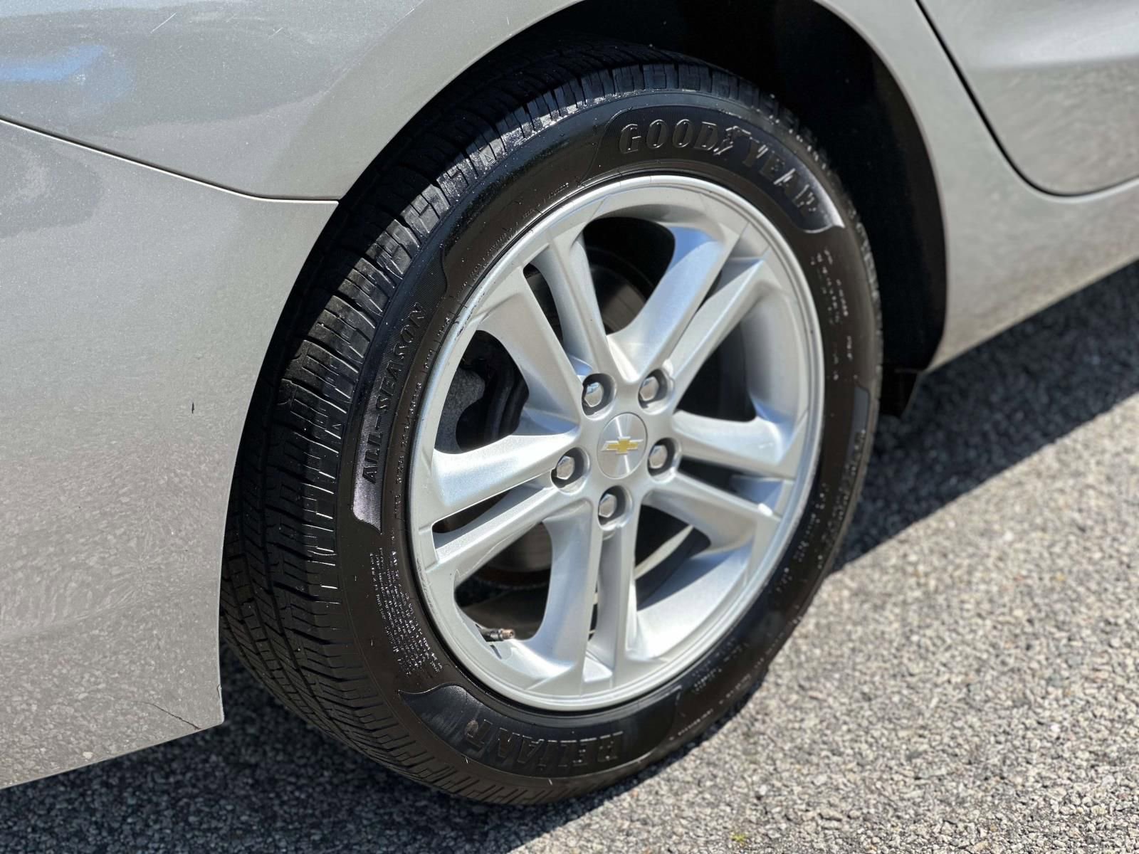 Used 2018 Chevrolet Cruze LT w/ Convenience Package FWD image 7