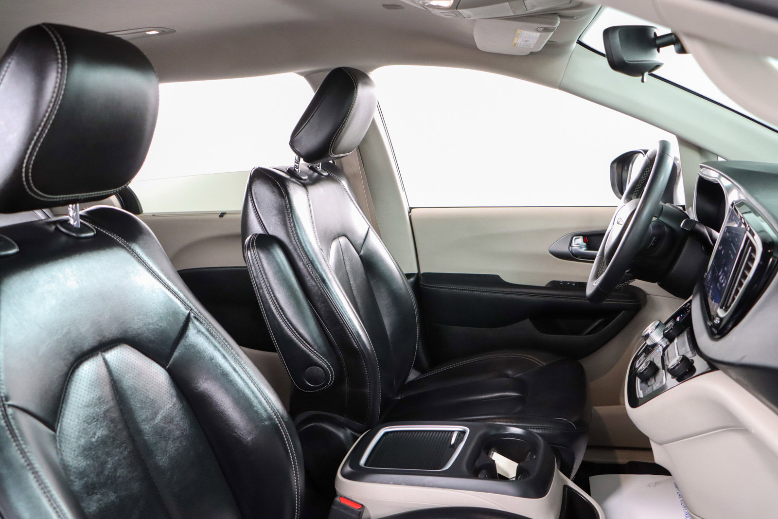 Used 2023 Chrysler Pacifica Touring-L image 27