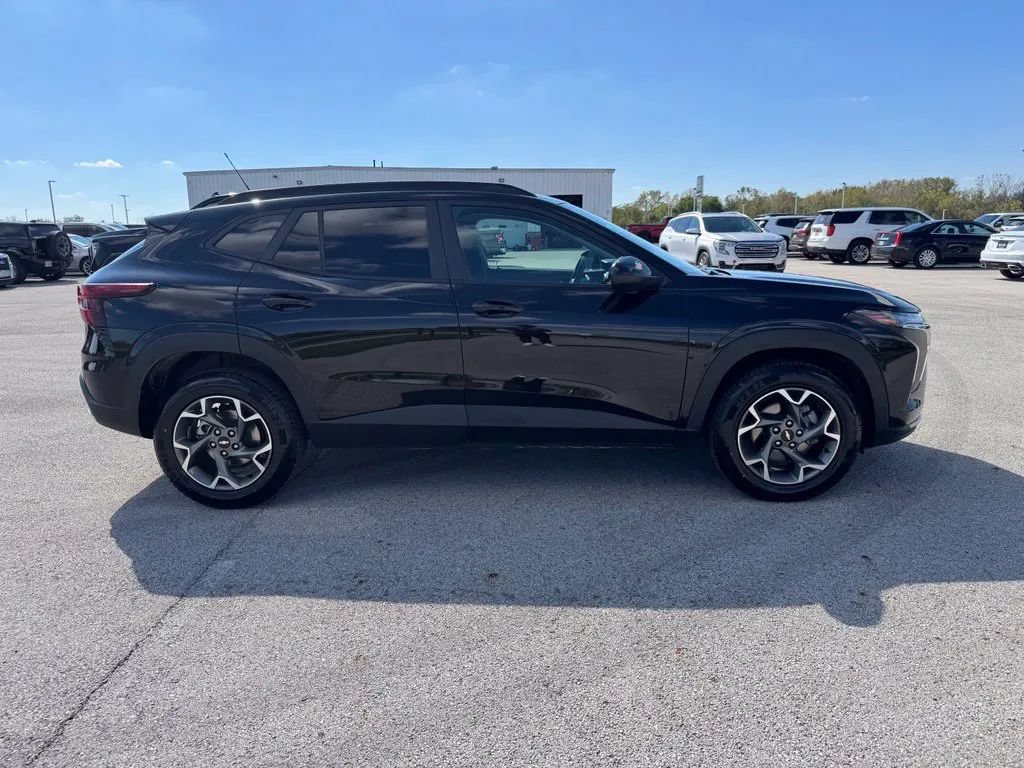 Used 2025 Chevrolet Trax LT FWD image 8