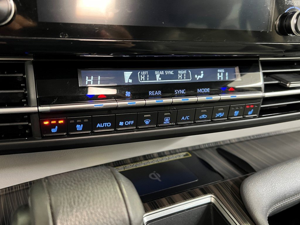 Used 2023 Toyota Sienna Limited image 53