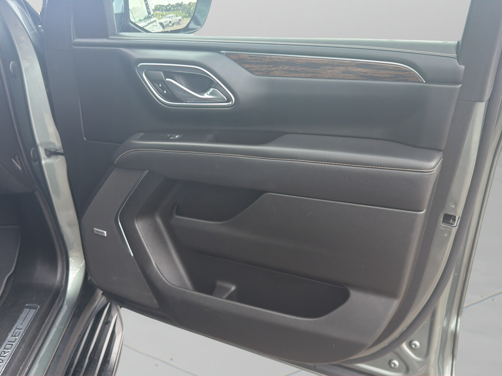 Used 2023 Chevrolet Suburban Premier RWD image 9