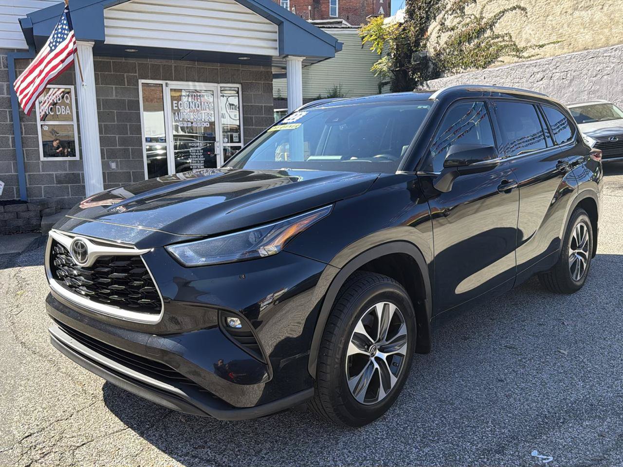 Used 2022 Toyota Highlander XLE AWD/4WD image 4