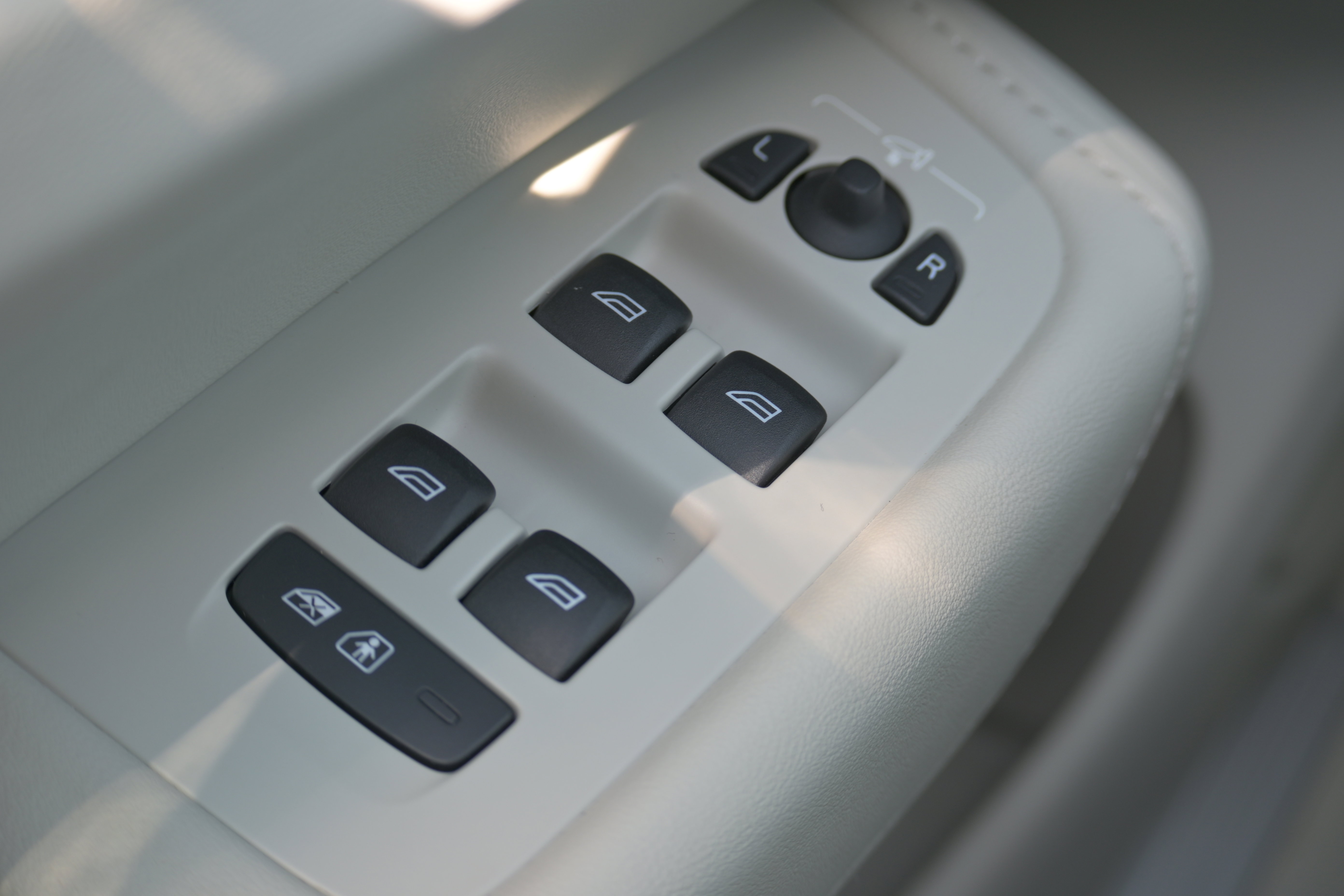 Used 2024 Volvo XC60 B5 Plus w/ Protection Package Premier image 23