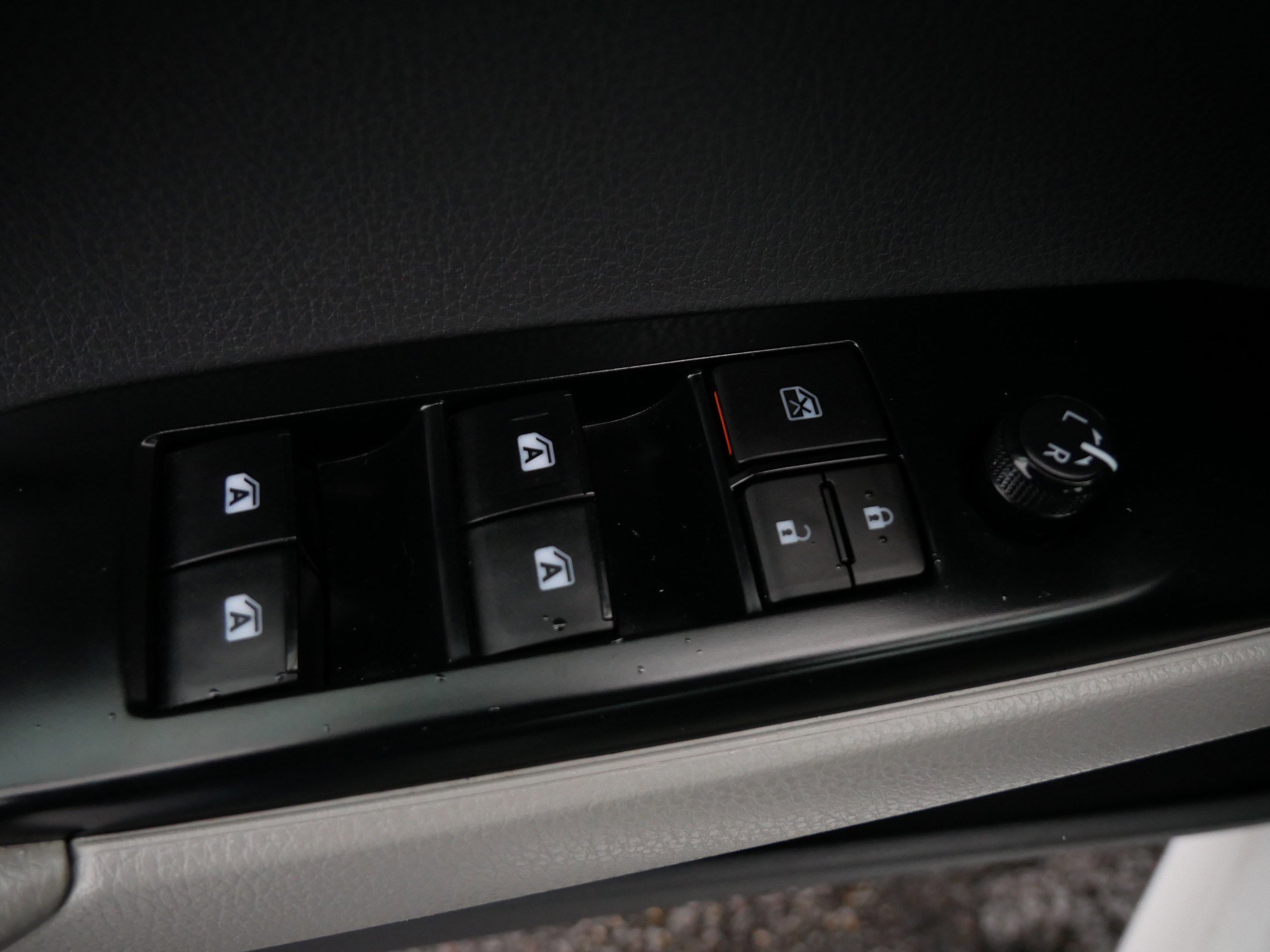 Used 2020 Toyota Camry LE image 19