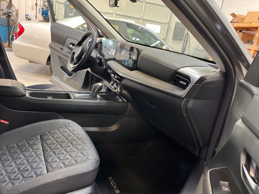 Used 2025 Nissan Kicks SV AWD/4WD image 27