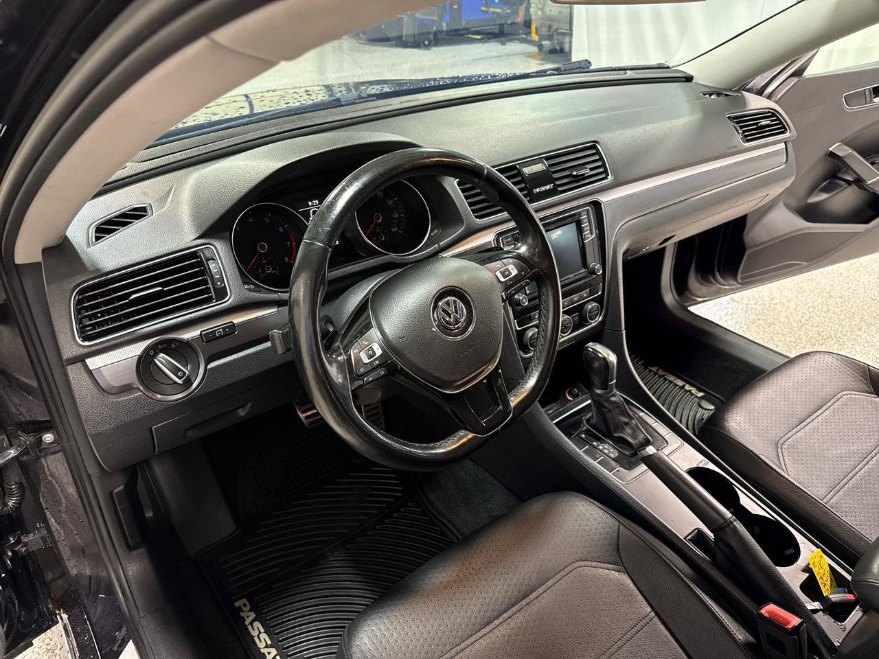 Used 2018 Volkswagen Passat 2.0T R-Line FWD image 8