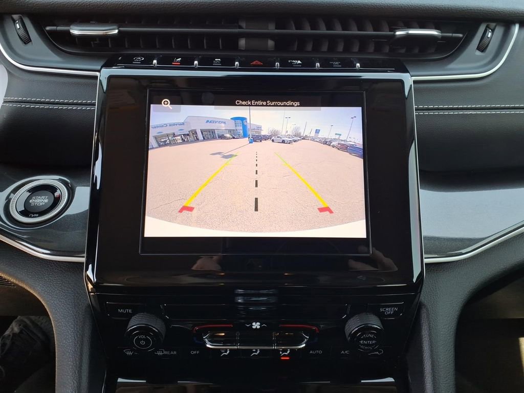 Used 2023 Jeep Grand Cherokee Laredo image 11