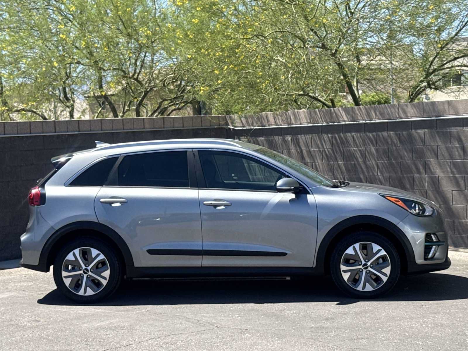 Used 2022 Kia Niro EX FWD image 9