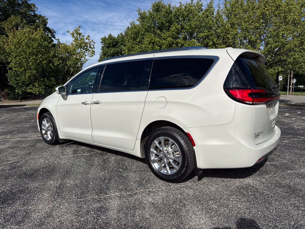 Used 2021 Chrysler Pacifica Touring-L w/ Uconnect Theater Family Group AWD/4WD image 4