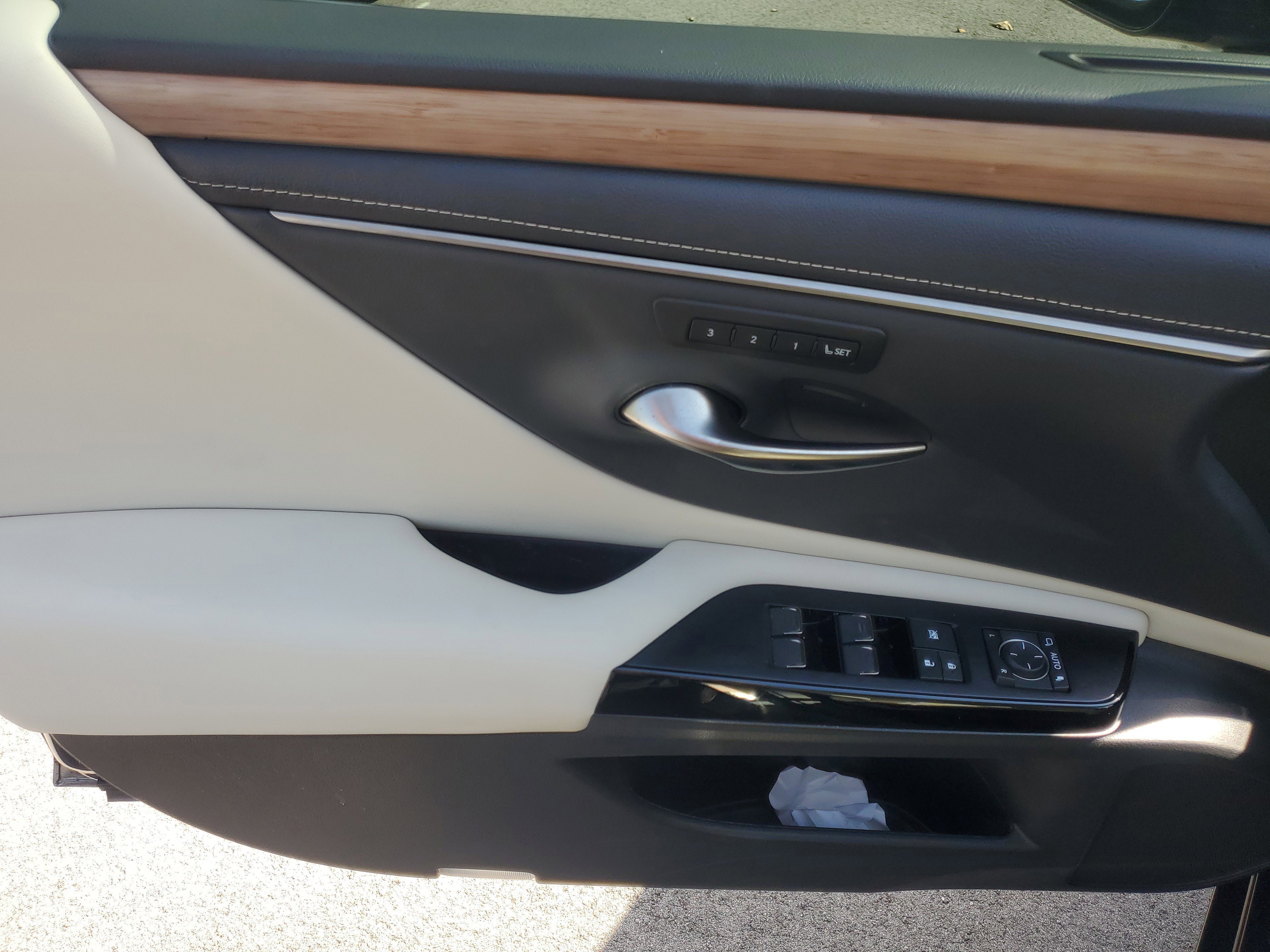 Used 2023 Lexus ES 300h w/ Premium Package image 21