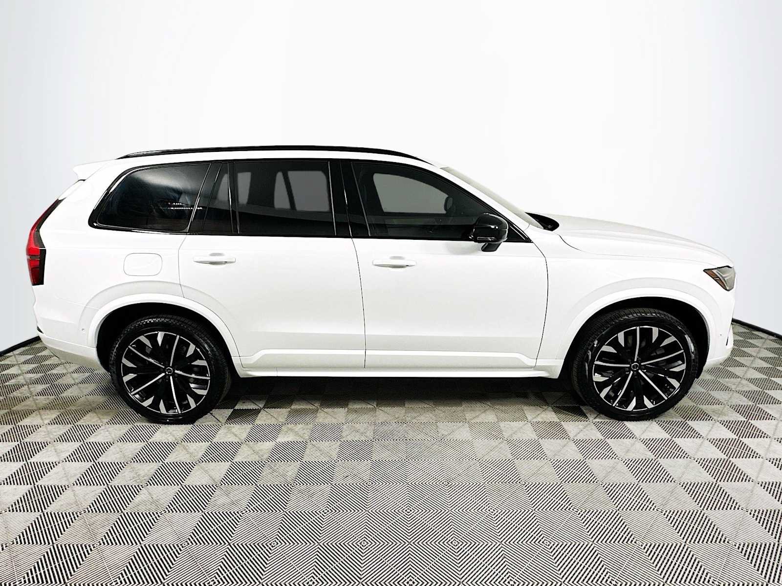 New 2026 Volvo XC90 T8 Ultra w/ Protection Package Premier AWD/4WD image 8