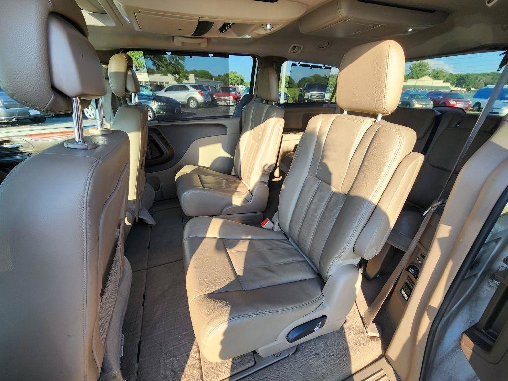 Used 2016 Chrysler Town & Country Touring-L FWD image 17