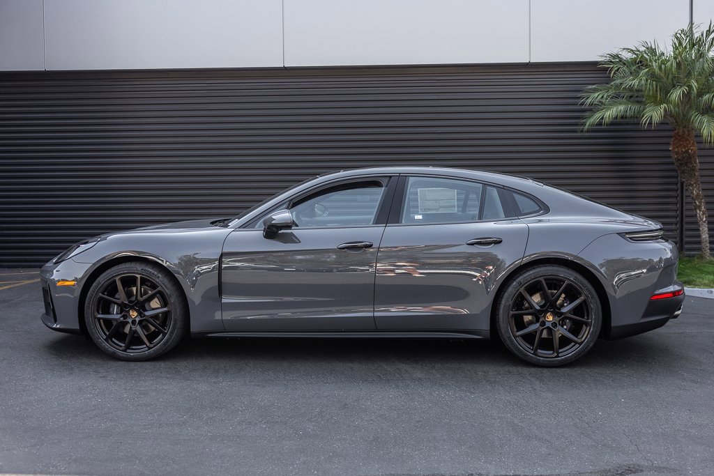Used 2025 Porsche Panamera image 2