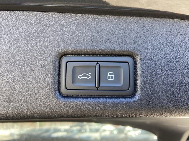 Used 2025 Audi Q5 Premium Plus w/ Premium Plus AWD/4WD image 30