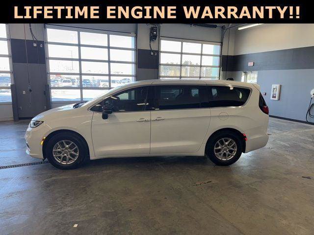 Certified 2024 Chrysler Pacifica Touring-L image 6