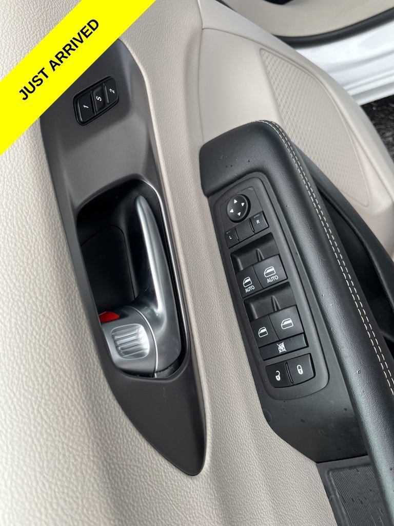Used 2024 Chrysler Pacifica Touring-L image 19