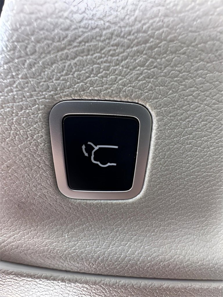 Used 2023 Chrysler Voyager LX image 16