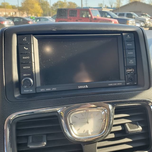 Used 2011 Chrysler Town & Country Touring FWD image 32