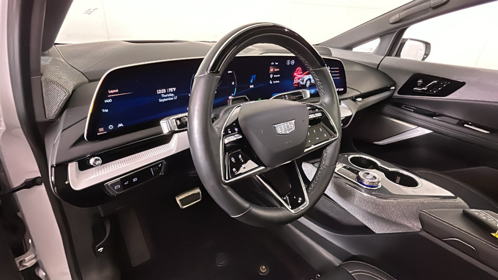 Used 2025 Cadillac Optiq Luxury 2 w/ LPO, Floor Liner Package AWD/4WD image 17