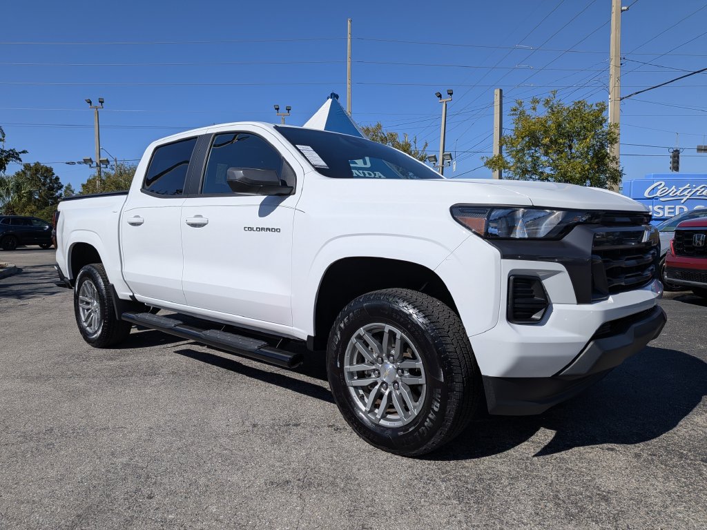Used 2023 Chevrolet Colorado LT RWD image 2