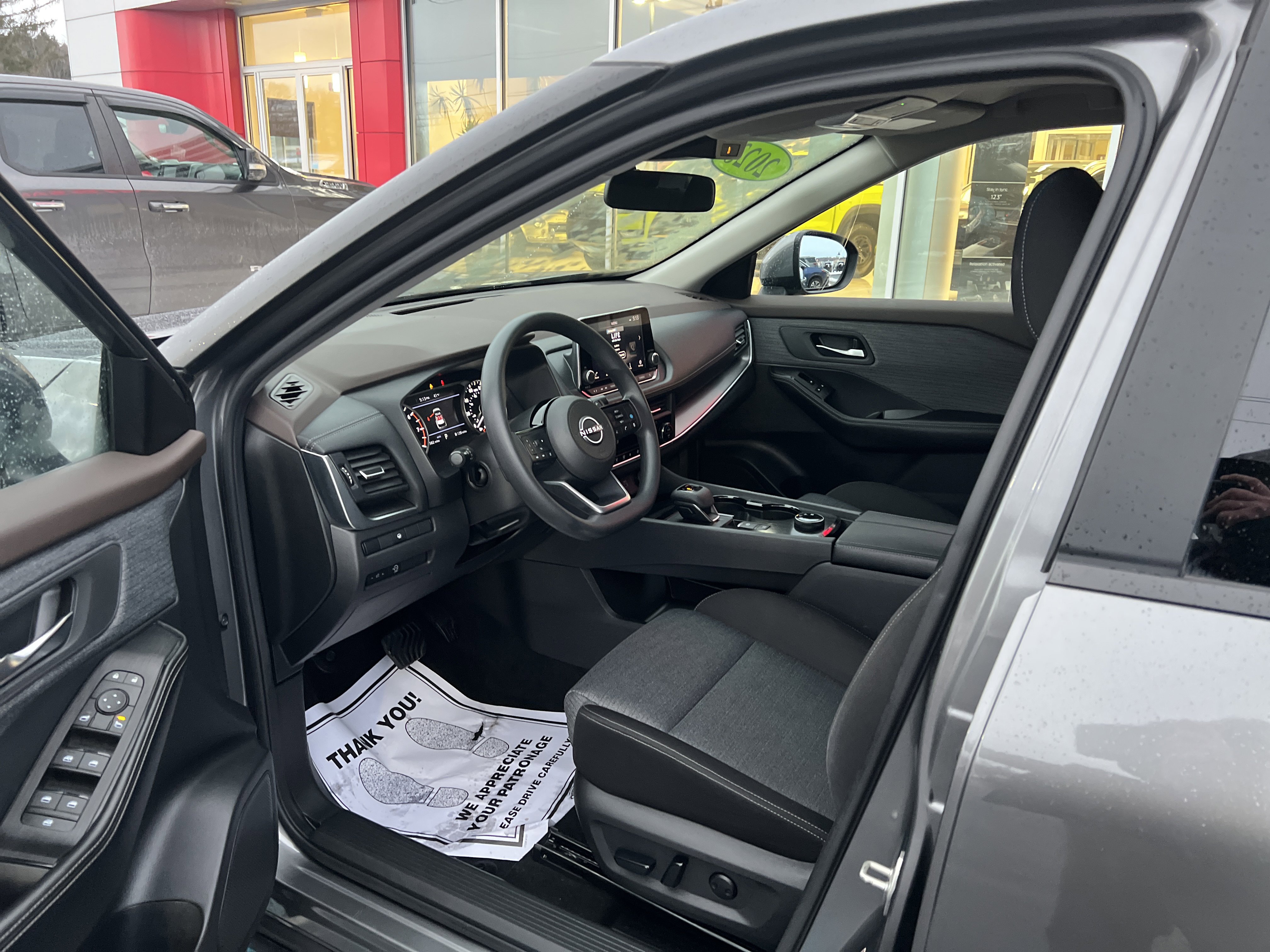 Used 2023 Nissan Rogue SV image 3